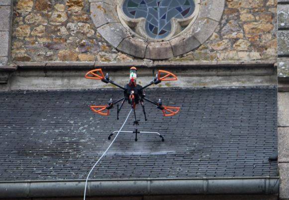 drone nettoyant un toit